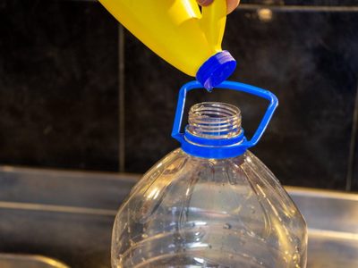 Con un frasco viejo y la manija del bidón de agua, creá este proyecto tendencia en decoración para tu casa