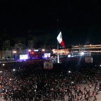 Fans de Caifanes revientan valla policiaca para entrar al concierto en el Zócalo
