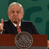 AMLO ofrece ayuda a Astudillo para pagar a policías y personal médico
