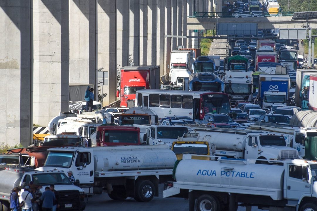 Bloqueo de pipas Foto Crisanta Espinosa  Cuartoscuro