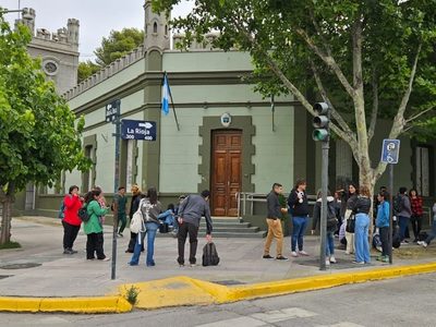 Trabajadores del EPAS denunciaron despidos masivos y se concentraron en Casa de Gobierno