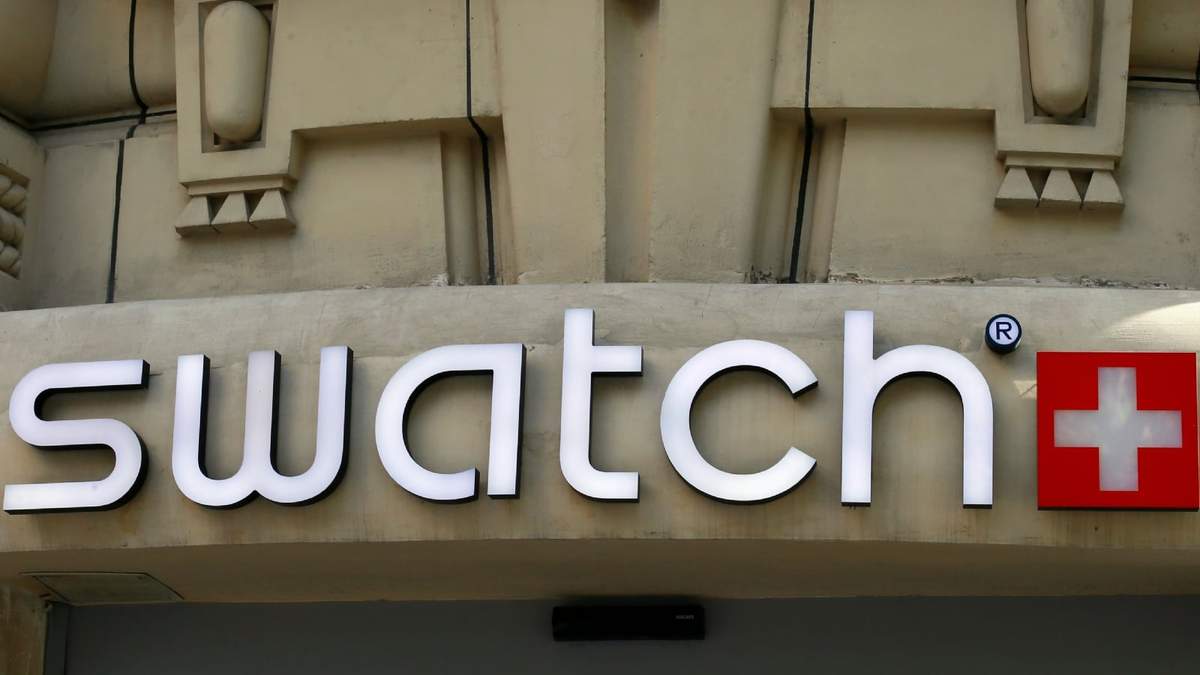 El logotipo de la firma de relojes Swatch se ve en la avenida de los Campos Eliseos en París, Francia