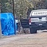 Se enfrentan a balazos en el centro de Apatzingán y abandonan cuerpo que trasladaban