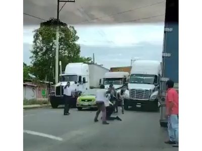 Traileros golpean con tubos a agentes de tránsito en el sur de Veracruz