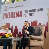 Martí Batres presume "lleno total" en presentación de su libro "Morena y su identidad política"