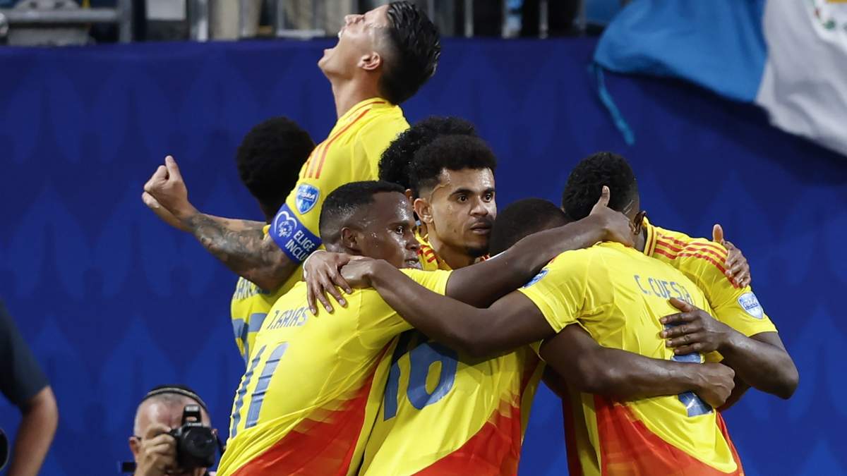 Los jugadores de Colombia celebran el gol de Jefferson Lerma ante Uruguay