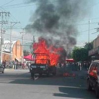 Intentan linchar a tres por atropellar a una menor en Edomex; vecinos queman patrulla (Video)