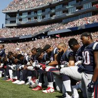 Jugadores de la NFL protestan contra racismo; Trump exige respeto al himno de EU