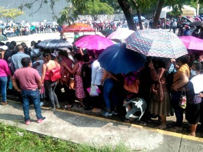 Damnificados de inundaciones en Tabasco se aglomeran en pleno repunte de covid-19