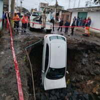Automovilista queda “clavado” en socavón en calles de Xochimilco