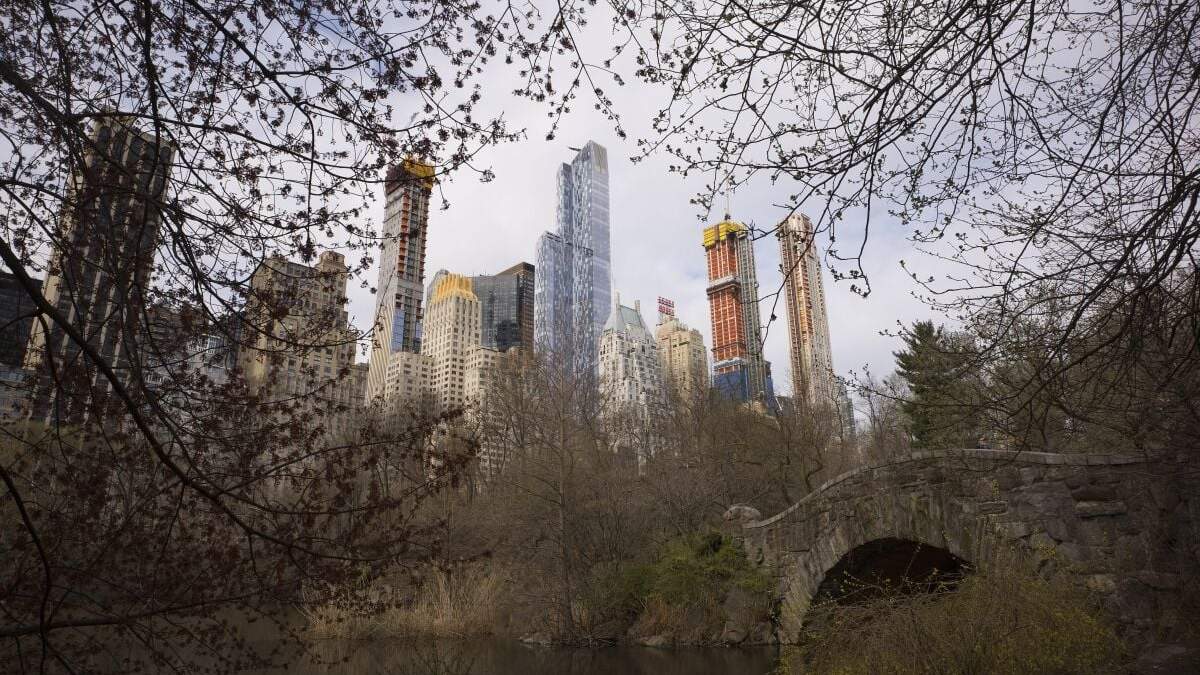 ARCHIVO - Esta imagen del 17 de abril de 2018 muestra varios rascacielos captados desde Central Park, Nueva York
