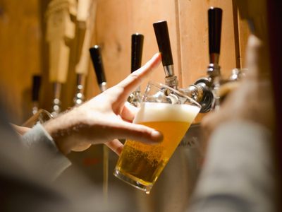 Descuentos en la venta de cerveza a cambio de ladrillos ecológicos