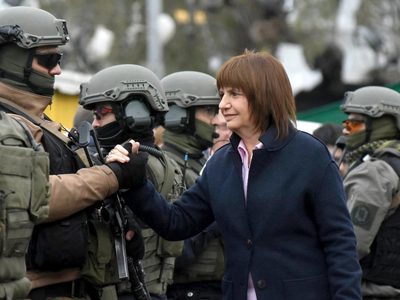 Qué dijo Patricia Bullrich tras la polémica con los policías que la saludaron