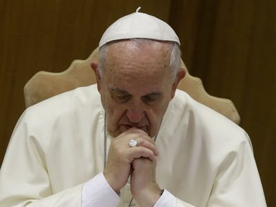 El Vaticano confirmó que el Papa Francisco tiene "un cuadro clínico complejo" tras su internación