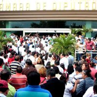 Repudian trabajadores ley del ISSET frente al Congreso de Tabasco