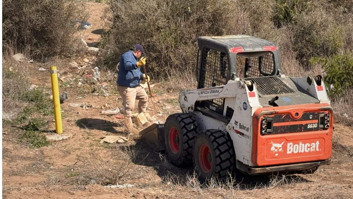 Personal municipal retira restos de basura de un terreno baldío. Fuente: (Municipalidad de Centenario)
