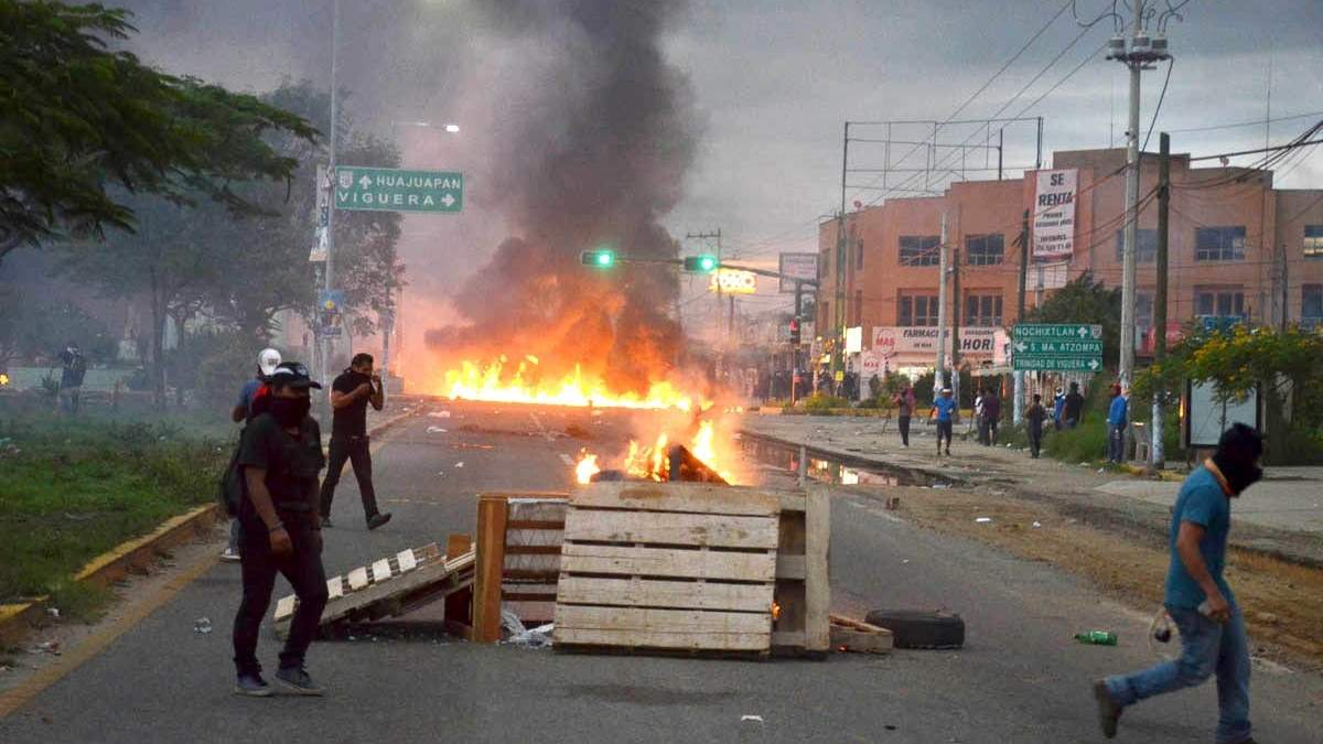 La policía federal desaloja con violencia una plantón de maestros de la sección 22 en Nochixtlán.