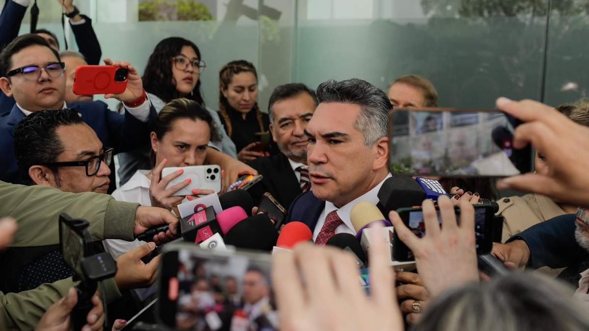 El senador del PRI, Alejandro Moreno en conferencia de prensa