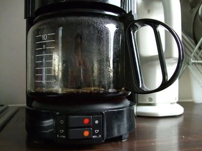 El mejor truco para limpiar tu cafetera en pocos minutos y dejarla como si recién la estrenaras