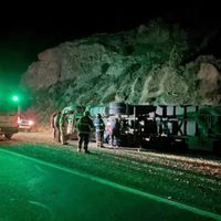 Madrugada de emergencia en la Ruta 237: un camión volcó y hay personas heridas