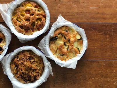 Muffins de focaccia, sin amasar ni esforzarse: la receta más rica, crocante por fuera y esponjosa por dentro