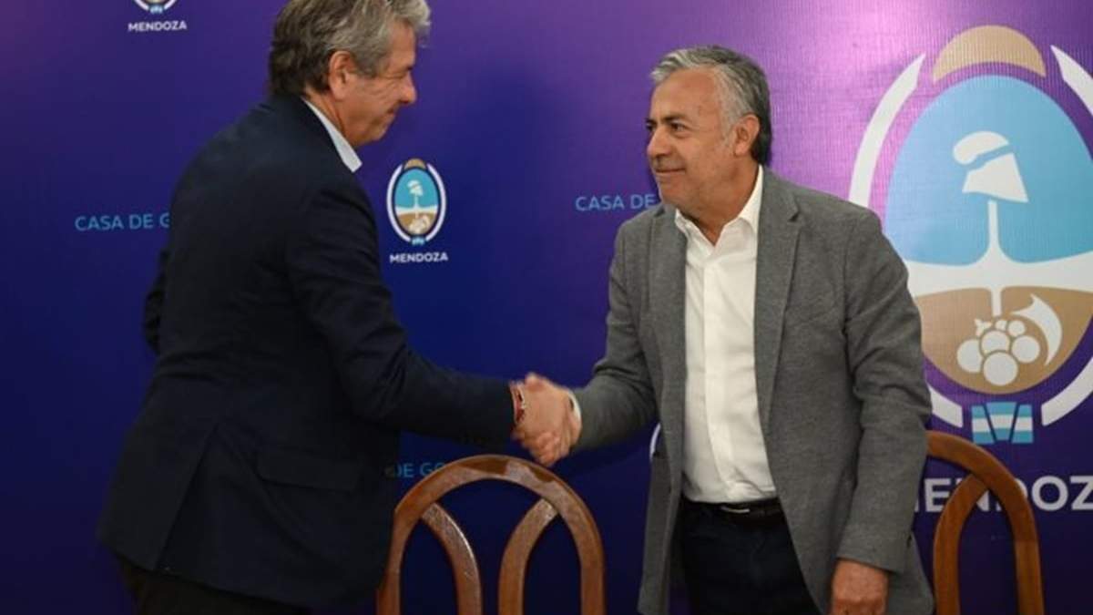 El titular de ARCA, Juan Pazo, junto al gobernador de Mendoza, Alfredo Cornejo.