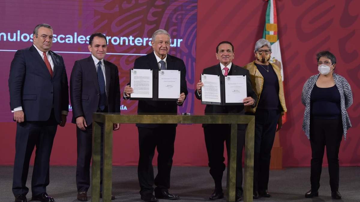 La firma del acuerdo para beneficios fiscales en la frontera Sur. Foto: Eduardo Miranda