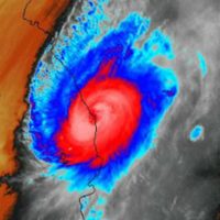 Como categoría 3, 'Willa” toca tierra al sur de Sinaloa y provoca cortes de energía y daños estructurales