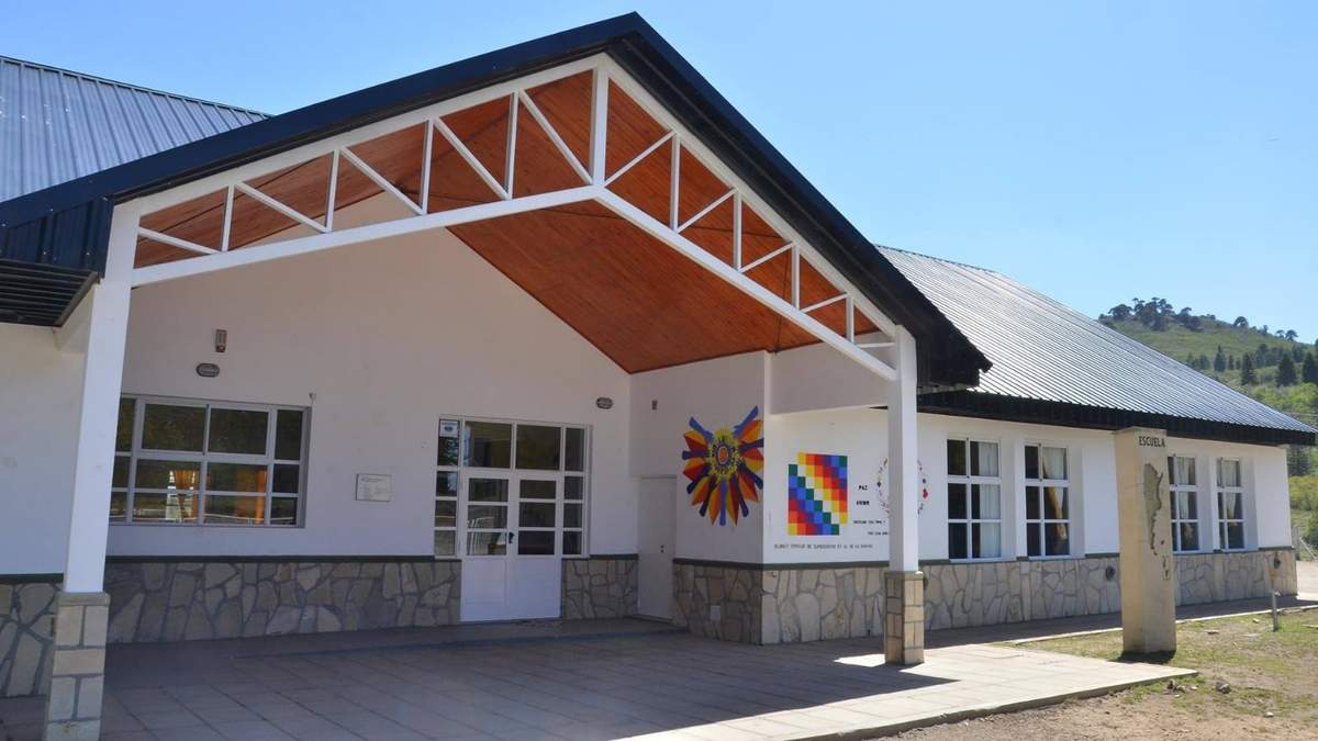 Impecable edificio de la Escuela N° 90 en La Angostura de Icalma. Fuente. (Twitter).