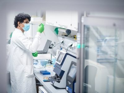 Pfizer y BioNTech anuncian que su vacuna adaptada a variantes de ómicron llegará hasta octubre