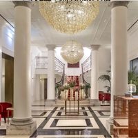 Cuánto cuesta el lujoso hotel donde se aloja Milei en Roma