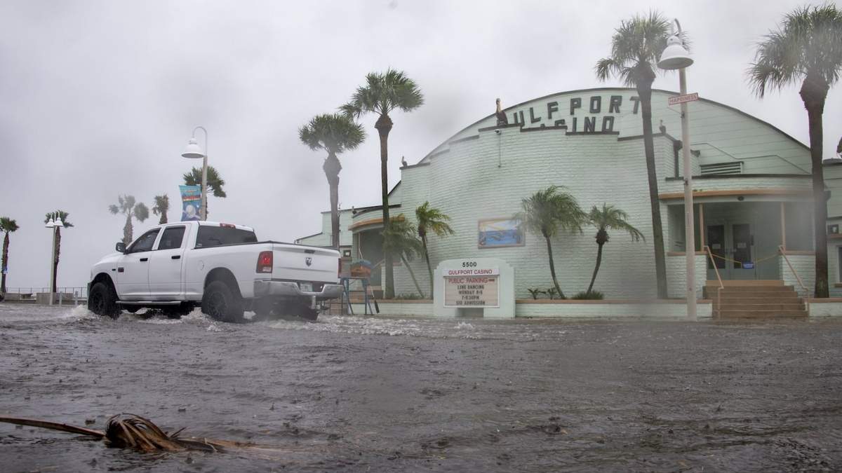 Una camioneta avanza en una calle inundada mientras el huracán Debby se acerca a Florida