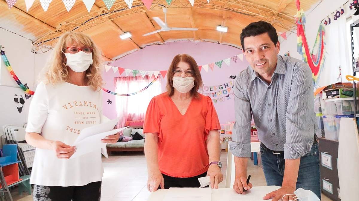 Marcos Koopmann, junto a representantes de la fundación Pensar. Fuente: (Twitter)