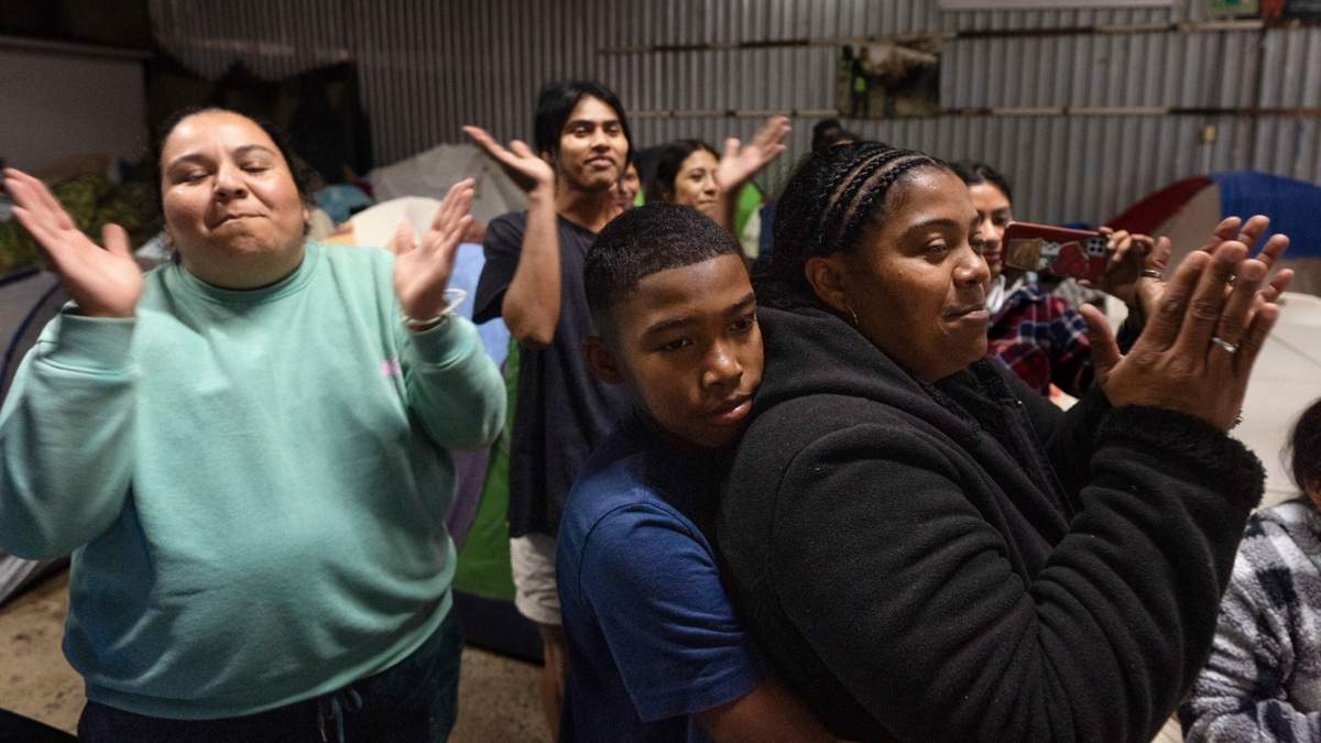Margelis Rodríguez, a la derecha, de Venezuela, recibe un abrazo de su hijo Mickel durante una fiesta de cumpleaños en un refugio para migrantes en Tijuana, México, el miércoles 5 de febrero de 2025