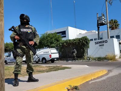 Crece el temor por el narcotráfico en México tras la aparición de 20 cadáveres en un puente de una conocida autopista