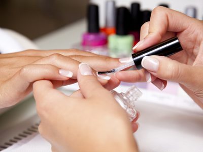 Nail art purpurina: el diseño más glam y original para tus uñas que es furor esta temporada