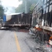 Grupos del crimen organizado incendian camiones de carga en Chiapas