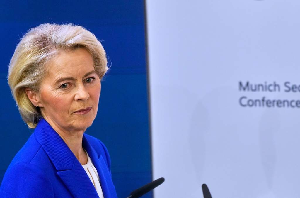 La presidenta de la Comisión Europea, Ursula von der Leyen, se prepara para dirigirse a la audiencia durante la Conferencia de Seguridad de Múnich, Alemania, el sábado 14 de febrero de 2026