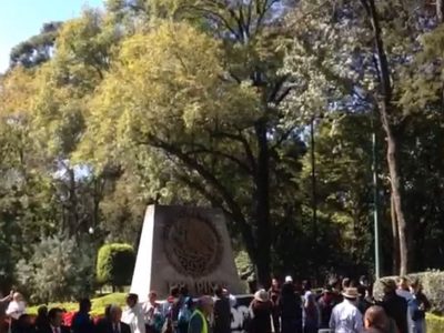 Acuden más de 25 mil personas a Los Pinos en cuatro horas (Videos)