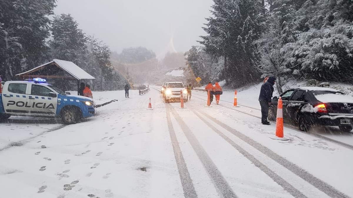 El temporal de nieve en su máxima expresión en San Martín de los Andes. Fuente: (Twitter)