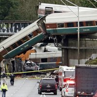 Mueren al menos seis personas al descarrilarse tren en Seattle