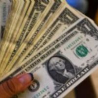 Peso pierde en espera de la decisión de la Fed
