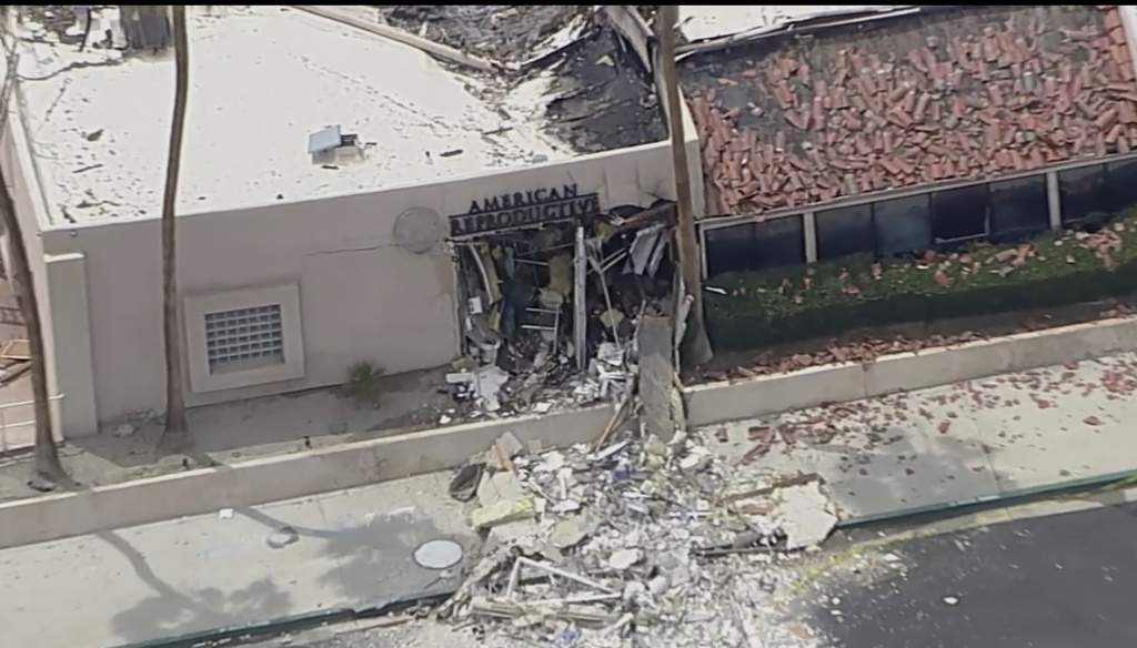 Escombros cubren la banqueta tras una explosión en una clinica de fertilidad en Palm Springs, California, el sábado 17 de mayo de 2025