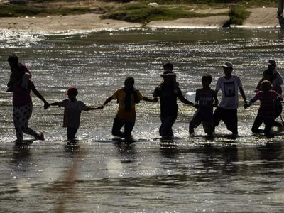Con cruces entre EU y México cerrados, ciudades y agentes afrontan repunte en llegada de migrantes