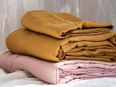 Si tenés sábanas viejas en casa, no las tires: transformalas con esta idea genial para ordenar tu placard
