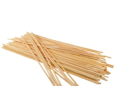 Si compraste un montón de palitos de brochette, no los tires: creá esta hermosa lámpara en tendencia para tu casa