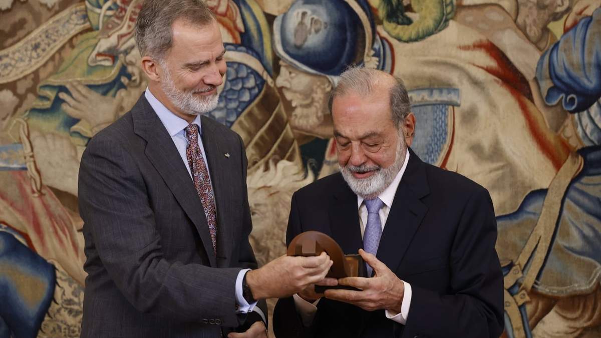 Felipe VI entrega el premio Enrique V. Iglesias al Desarollo del Espacio Empresarial Iberoamericano a Slim