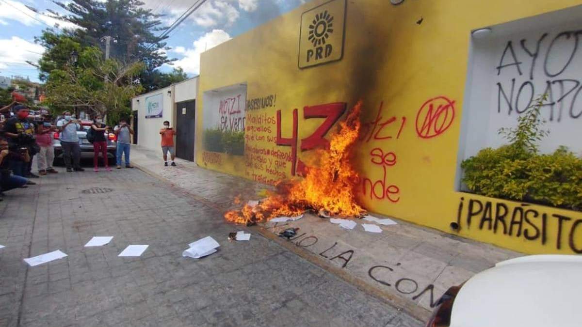 Protesta frente a la sede del PRD en Chilpancingo