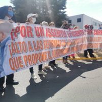 Protestan trabajadores y pensionados del Edomex por desabasto de medicamentos