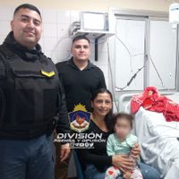 En menos de 24 horas, la policía de Neuquén logró salvar la vida de dos bebés que no podían respirar